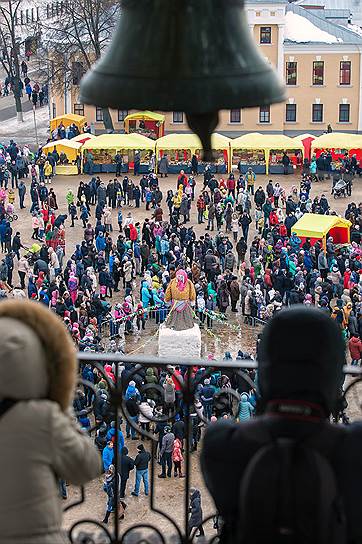 Празднование Масленицы на Торговой площади в Суздале 