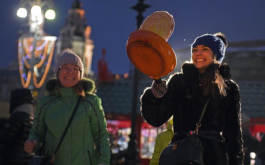 Празднование Масленицы на Манежной площади в Москве 