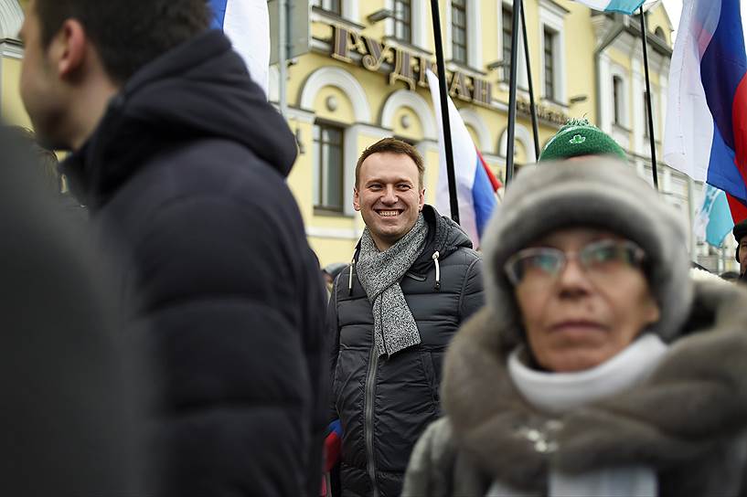 Председатель партии «Партия прогресса» Алексей Навальный (в центре)