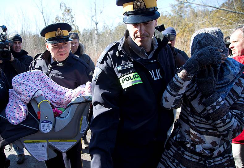 Канадская пограничная служба и федеральная полиция страны усиливают контроль на границе. Для этого, в частности, в провинцию Квебек переводят сотрудников из других регионов. Однако о запретительных мерах речь пока не идет