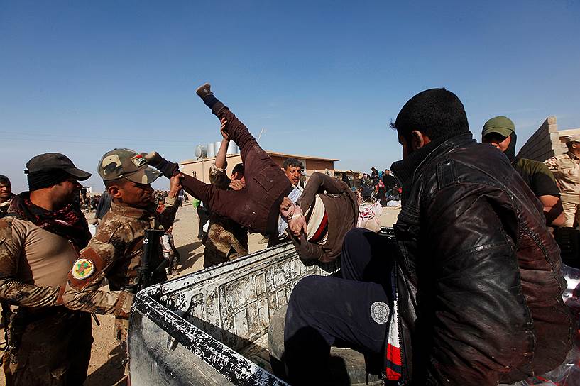 Мосул, Ирак. Сотрудники иракской службы специального реагирования во время задержания мужчины, подозреваемого в связях с террористами «Исламского государства»