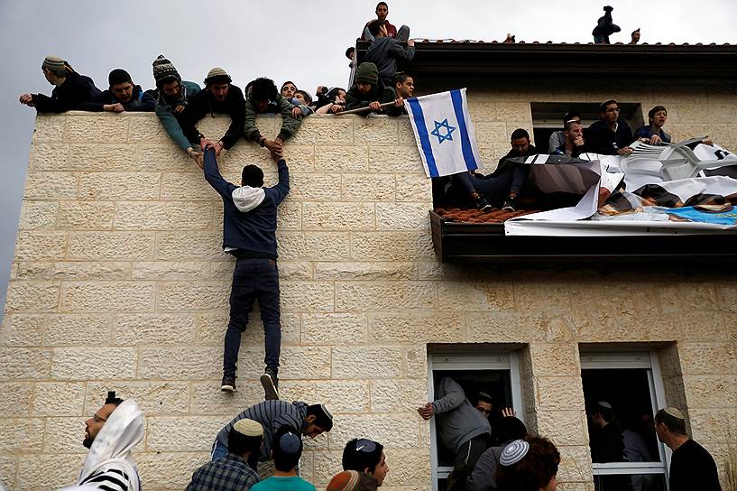 Офра, Палестинские территории. Местные жители забираются на крышу дома, чтобы избежать насильственного переселения, которое начали израильские военные 