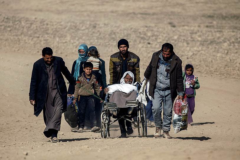 Мосул, Ирак. Беженцы идут по пустыне после того, как они потеряли свои дома во время операции по вытеснению террористов «Исламского государства» (запрещено в России) из провинции 