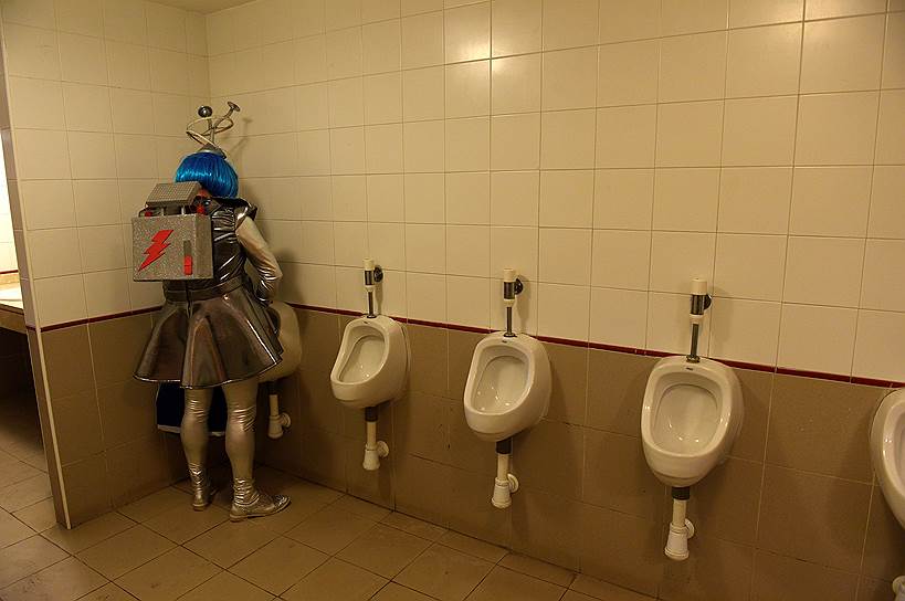 Хихон, Испания. Участник карнавала в общественном туалете