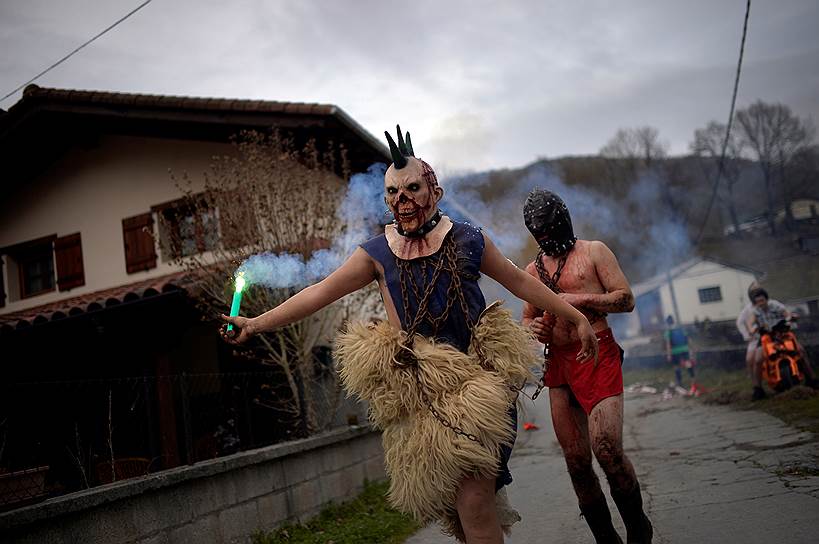 Итурен, Испания. Участники фестиваля в честь начала весны исполняют танец, отгоняющий злых духов 