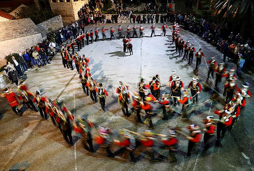 Ластово, Хорватия. Местные жители в национальных костюмах исполняют традиционный танец