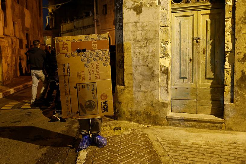 Ашак, Мальта. Местный житель использует коробку от телевизора как карнавальный костюм 
