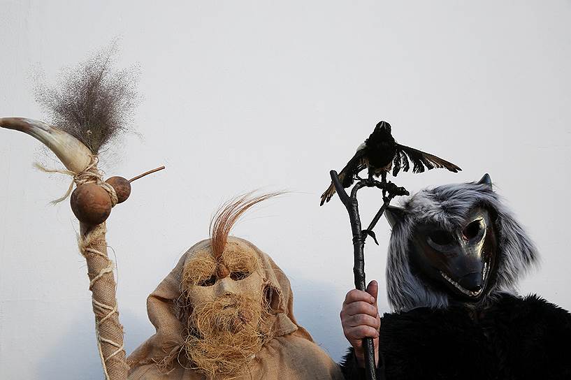 Навалакрус, Испания. Участники праздника весны в костюмах, призванных отогнать злых духов