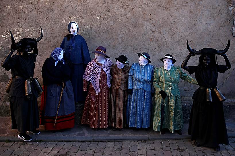 Лусон, Испания. Участники карнавала в костюмах злых духов 