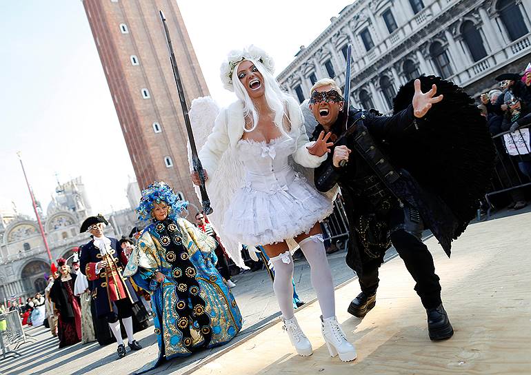 Венеция, Италия. Участники карнавала на площадь Святого Марка