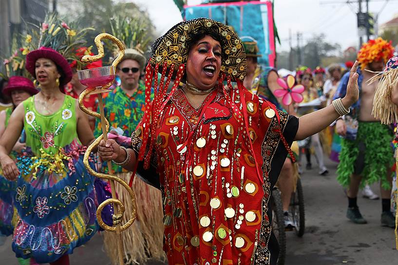 Новый Орлеан, США. Участницы карнавального шествия Марди Гра, которое проходит во вторник перед началом католического Великого поста