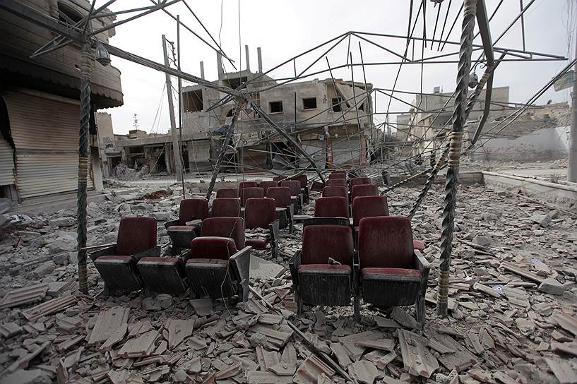 Эль-Баб, Сирия. Зрительские кресла среди разрушенных зданий 
