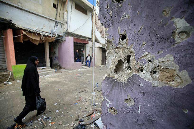 Сайда, Ливан. Обстрелянная стена в лагере для беженцев из Палестины