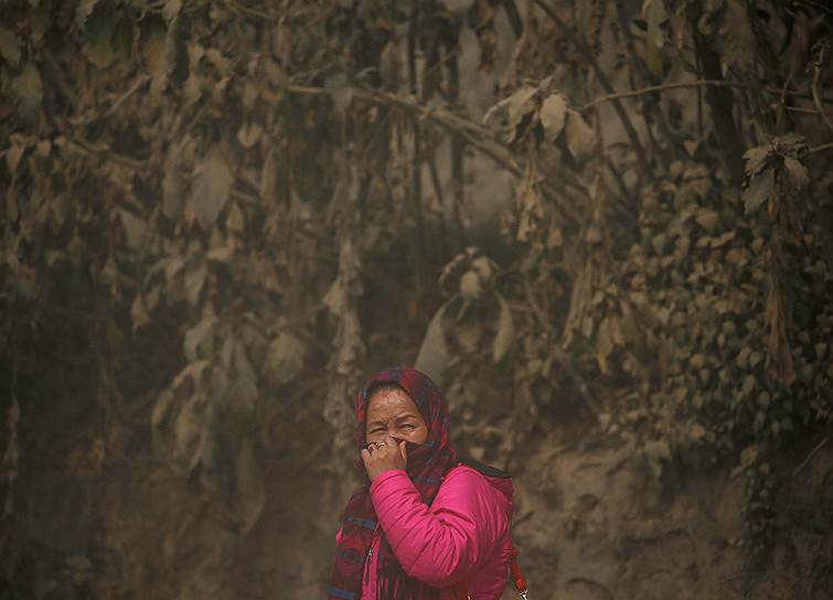 Катманду, Непал. Женщина на пыльной дороге