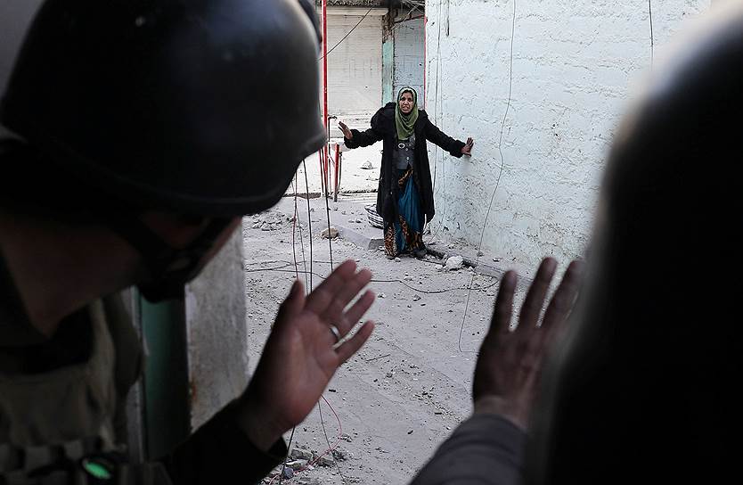 Мосул, Ирак. Женщина поднимает руки, приближаясь к иракским военным