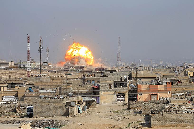 Мосул, Ирак. Взрыв бомбы в районе Аль-Мамун, сброшенной во время операции против террористов «Исламского государства» (запрещено в России)