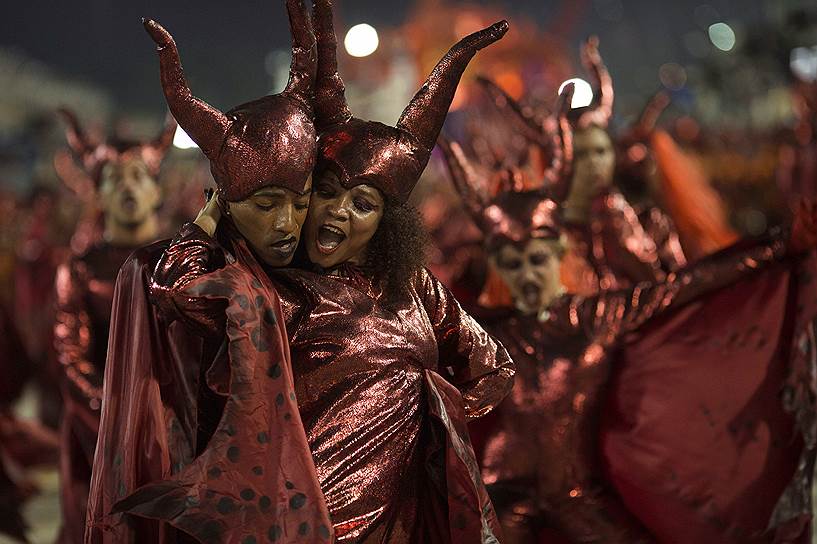 Рио-де-Жанейро, Бразилия. Участники карнавала танцуют самбу