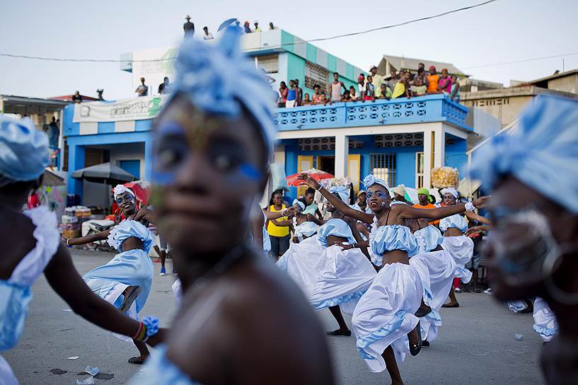 Ле-Ке, Гаити. Участницы карнавала. В этом году власти Гаити потратили $3 млн на праздничные шествия, надеясь привлечь туристов в страну 