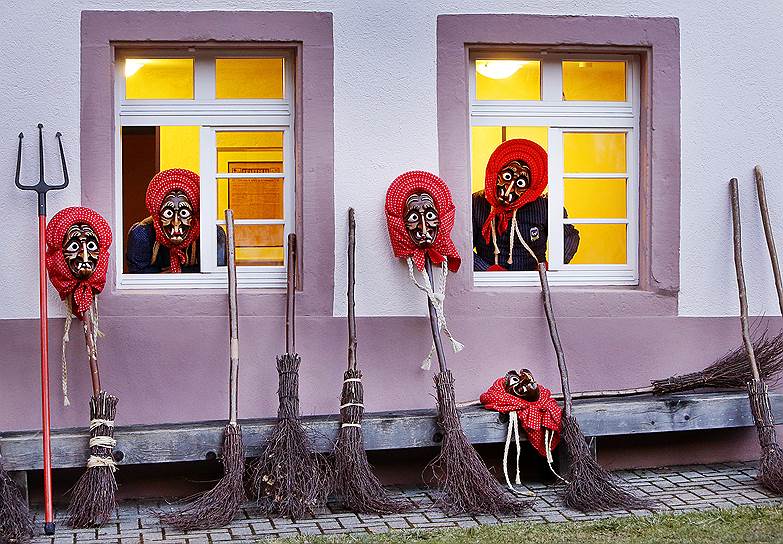 Вальдкирх, Германия. Местные ители готовятся к традиционному «шабашу ведьм», который проводится перед началом поста