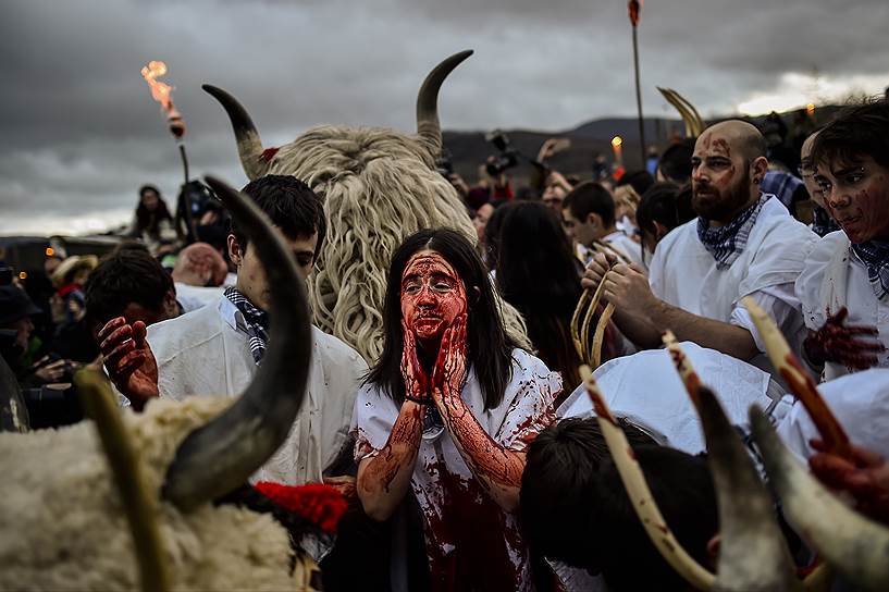 Альсасуа, Испания. Местные жители надевают костюмы мифического полубыка-получеловека Момочорро перед традиционным карнавалом 