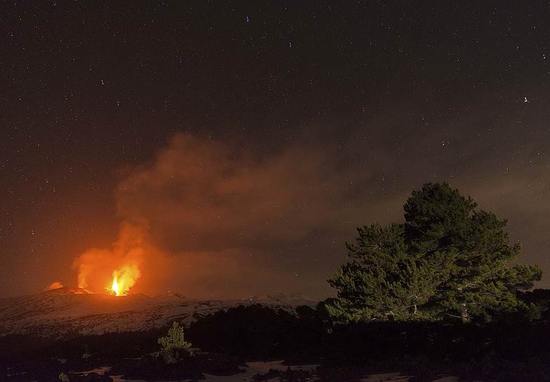 Катания, Италия. Извержение вулкана Этна. Лава стекает по склону горы уже третий день