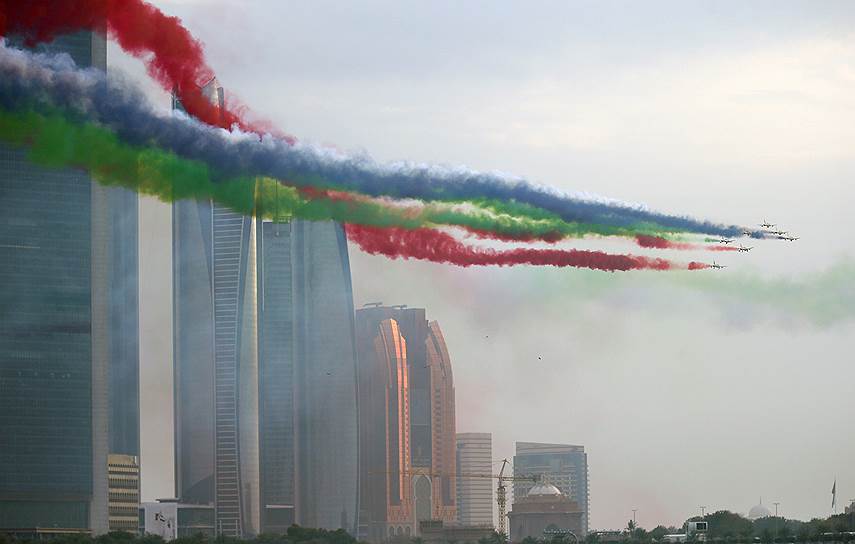Абу-Даби, Объединенные Арабские Эмираты. Выступление пилотажной группы во время первого в истории страны военного парада 