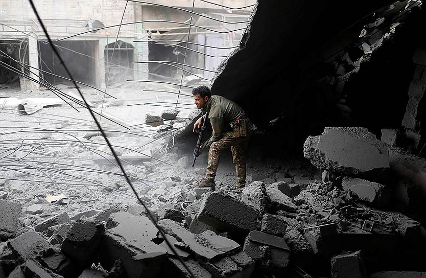 Мосул, Ирак. Иракский военный в разрушенном бомбардировками доме