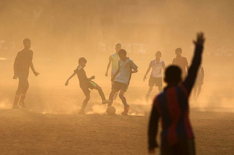 Мумбаи, Индия. Мальчики играют в футбол 