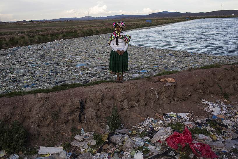 По оценкам агентства Associated Press, только перуанский прибрежный город Хульяка производи 200 тонн мусора в день. По реке в озеро попадают использованные иглы и шприцы, пластиковые бутылки, автомобильные шины и другой долгоразлагающийся мусор