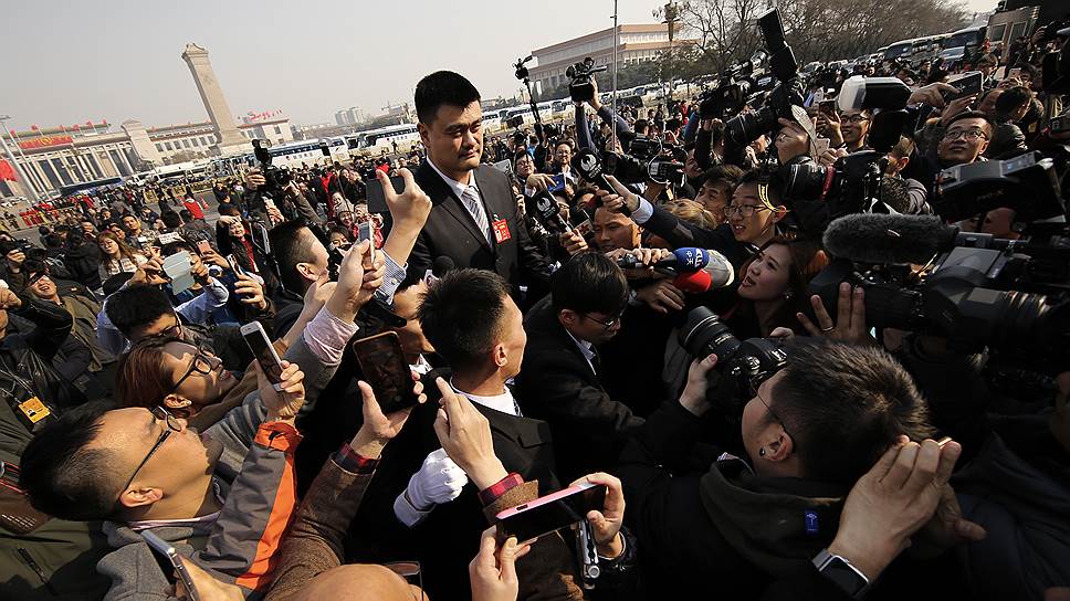 Пекин, Китай. Делегат Всекитайского комитета Народного политического консультативного совета, окруженный журналистами