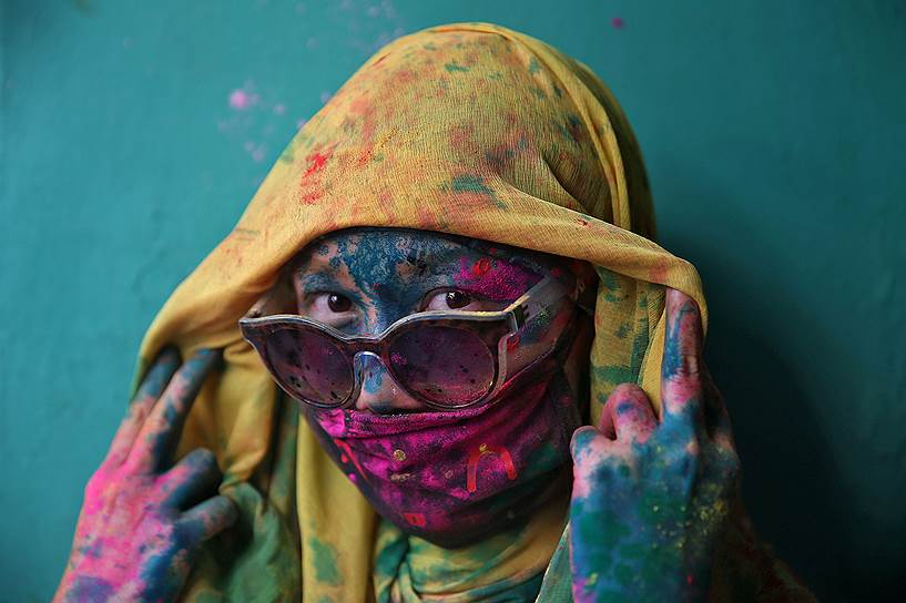 Барсана, Индия. Участница фестиваля весны Холи, во время которого местные жители осыпают друг друга цветным порошком