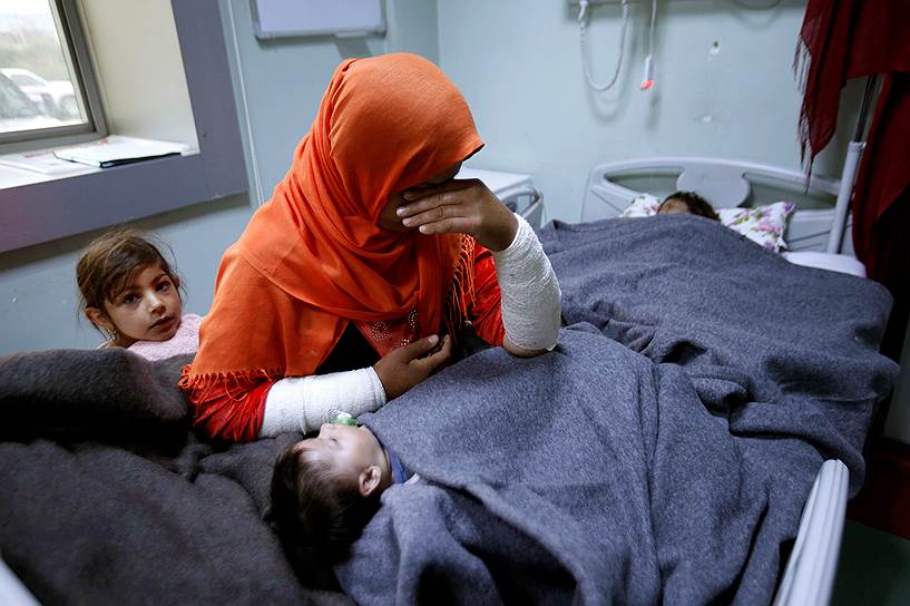 Эрбиль, Ирак. Женщина у больничной койки своей дочери, которая, возможно, стала жертвой применения химического оружия