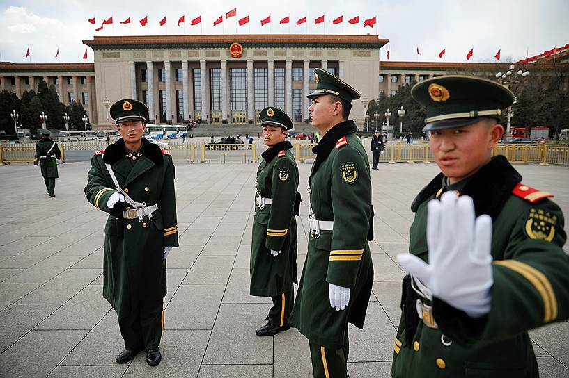 Пекин, Китай. Сотрудники вооруженной милиции охраняют Дом народных собраний, где проходит Всекитайское собрание народных представителей