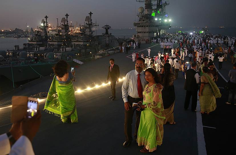 Мумбаи, Индия. Местные жители фотографируются на палубе военного корабля, выведенного из эксплуатации 