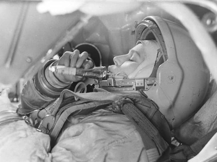 «В полет можно было взять с собой одну книгу. Я читала стихи Некрасова»&lt;br>В 1962 году Валентина Терешкова попала в отряд космонавтов, готовилась по программе женского полета. 16 июня 1963 года в качестве командира космического корабля «Восток-6» Терешкова стала первой женщиной, совершившей полет в космос. Во время миссии ей был назначен позывной «Чайка», а на левом плече скафандра была вышита птица. За двое суток 22 часа 50 минут ее космический корабль 48 раз облетел вокруг Земли