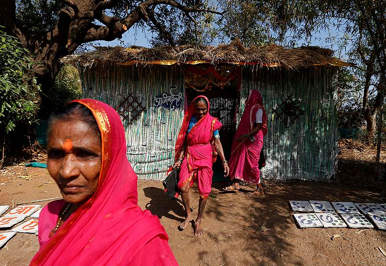 В индийской деревне Фаньгань работает необычная школа Aajibaichi Shaala — все ученицы в ней старше 60 лет. В детстве у них не было возможности получить образование, многие из них совсем не умеют читать и писать