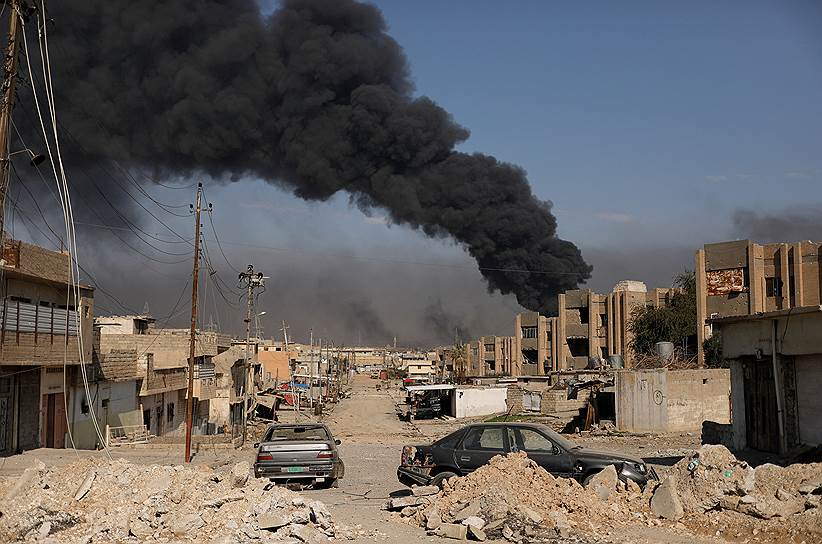 Мосул, Ирак. Дым от взрыва, произошедшего во время операции правительственных войск против террористов «Исламского государства» (запрещено в РФ)
