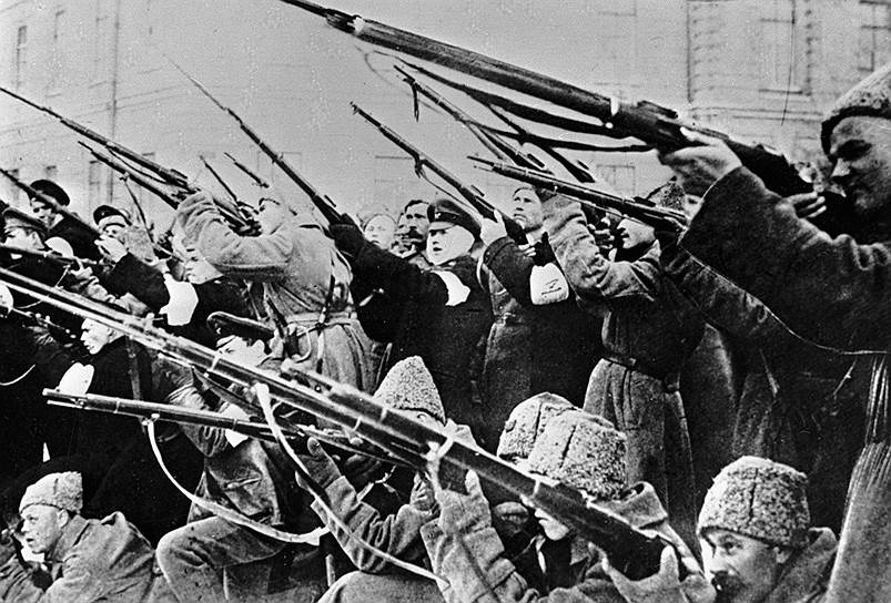 С начала 1917 года Петроград сотрясали забастовки и протесты рабочих. По данным Петроградского охранного отделения, 9 января (22 января по новому стилю), в день годовщины событий 1905 года, до 200 тыс. человек приняли участие в забастовках