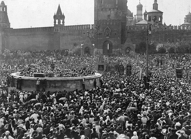 Духовенство на Красной площади с иконами и хоругвями во время Февральской революции 