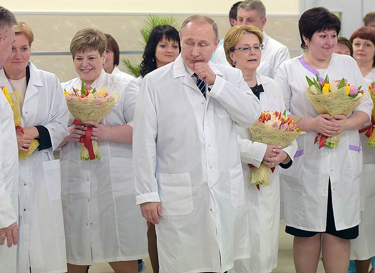 Владимир Путин в этот день был окружен любящими женщинами