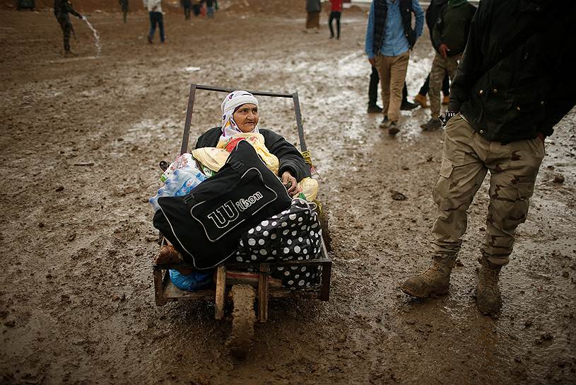 Мосул, Ирак. Местные жители покидают свои дома во время операции правительственных войск против террористов «Исламского государства» (запрещено в РФ)