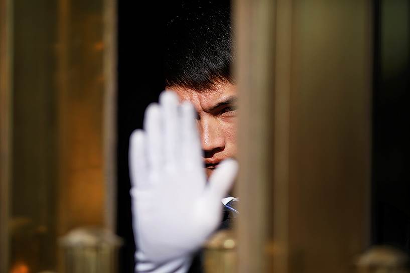 Пекин, Китай. Охранник на входе в Доме народных собраний во время сессии Всекитайского собрания народных представителей