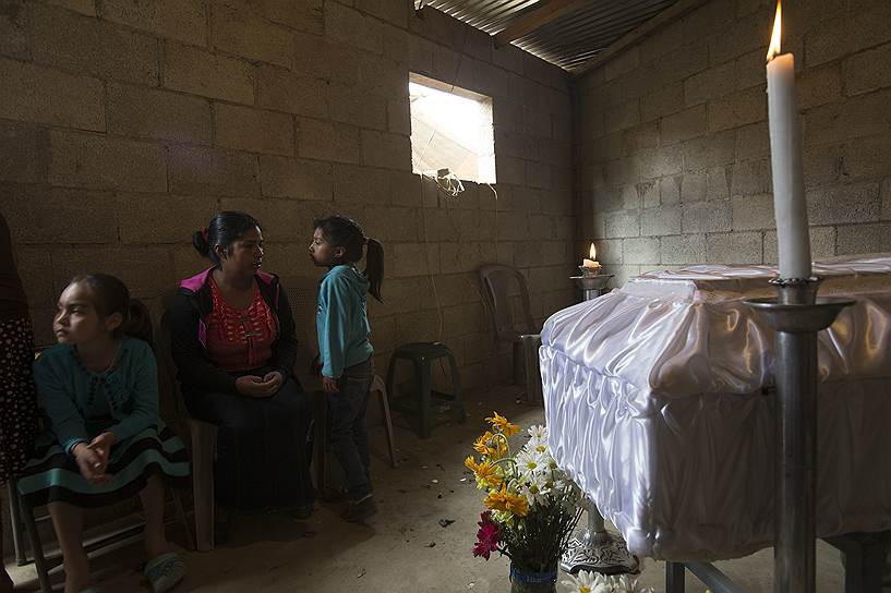 Сарагоса, Испания. Похороны девочки, погибшей во время пожара в приюте для детей 8 марта