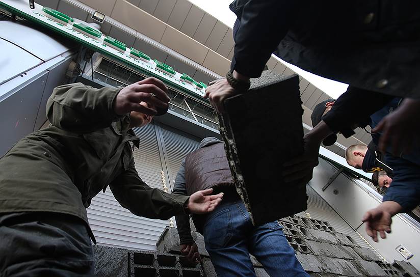 Киев, Украина. Активисты радикальной организации «Азов» заблокировали работу центрального отделения Сбербанка в Киеве, «замуровав» двери бетонными блоками