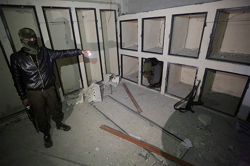 Эль-Баб, Сирия. Солдат оппозиции показывает помещение, которое террористы «Исламского государства» (запрещено в РФ) якобы использовали в качестве тюрьмы