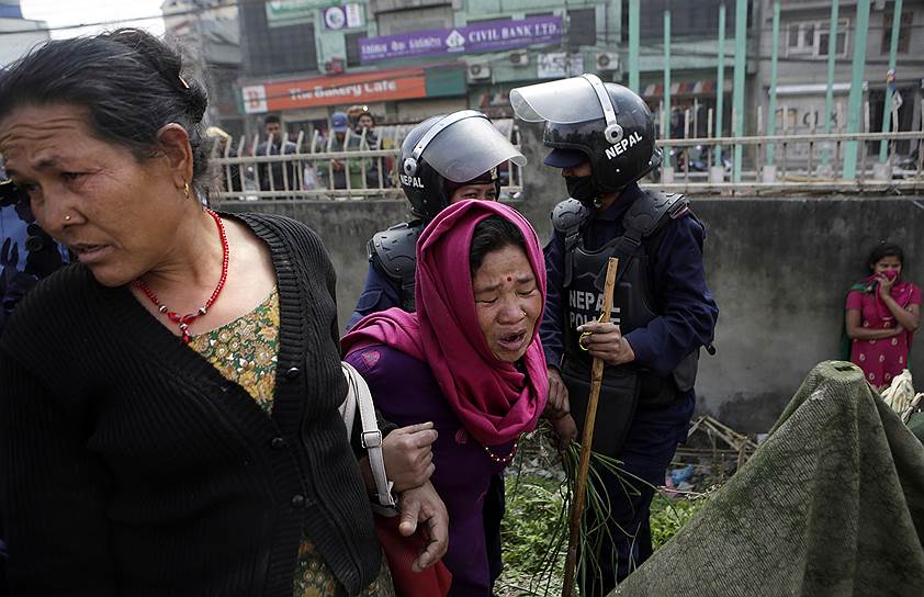 Катманду, Непал. Женщины во время сноса полицией их временного дома. Городская полиция приступила к ликвидации временных домов, в которых люди жили после землетрясения 2015 года