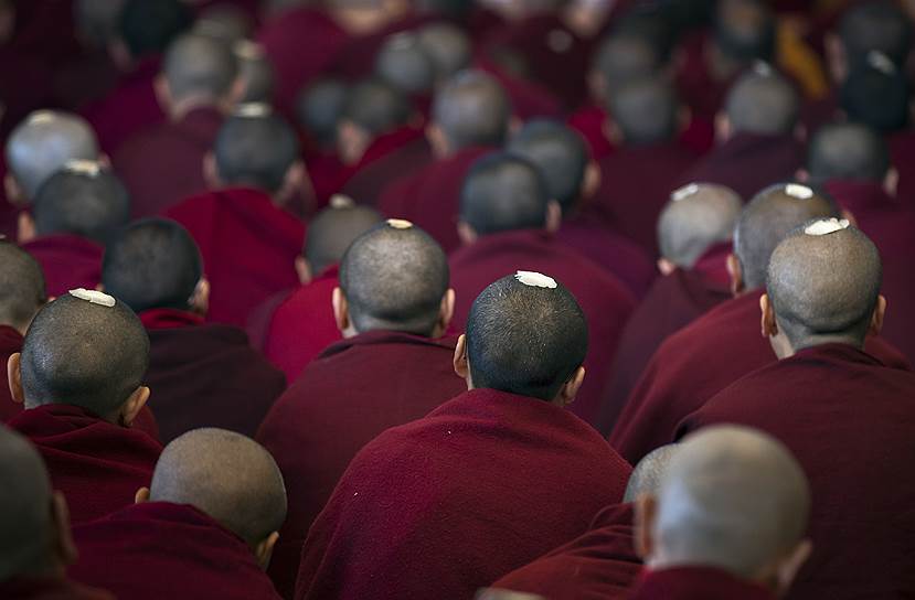 Дармсала, Индия. Буддийские монахи слушают проповедь Далай-Ламы в храме Цуглаханг