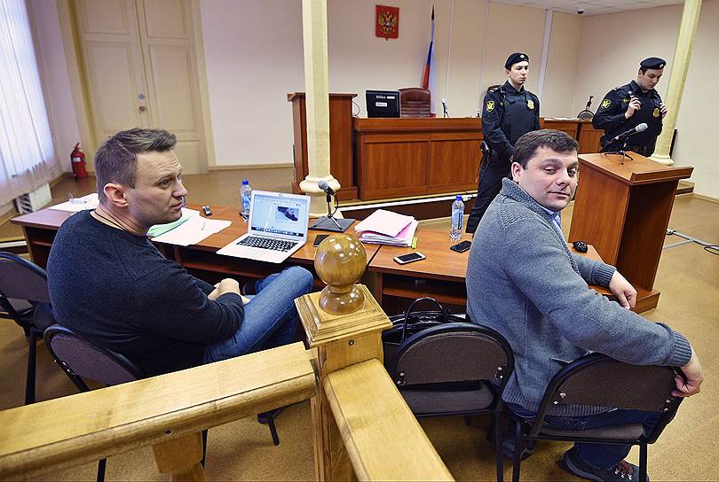 Бывший директор «Вятской лесной компании» Петр Офицеров (справа) и глава «Фонда борьбы с коррупцией» Алексей Навальный