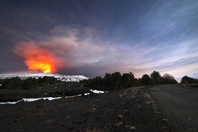 Остров Сицилия, Италия. Извержение вулкана Этна, в результате которого, по предварительным данным, пострадали 10 человек