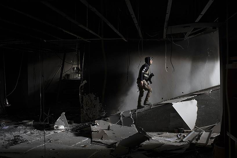 Мосул, Ирак. Солдат специальной службы быстрого реагирования в разрушенном во время столкновений с террористами «Исламского государства» (запрещено в РФ) доме 